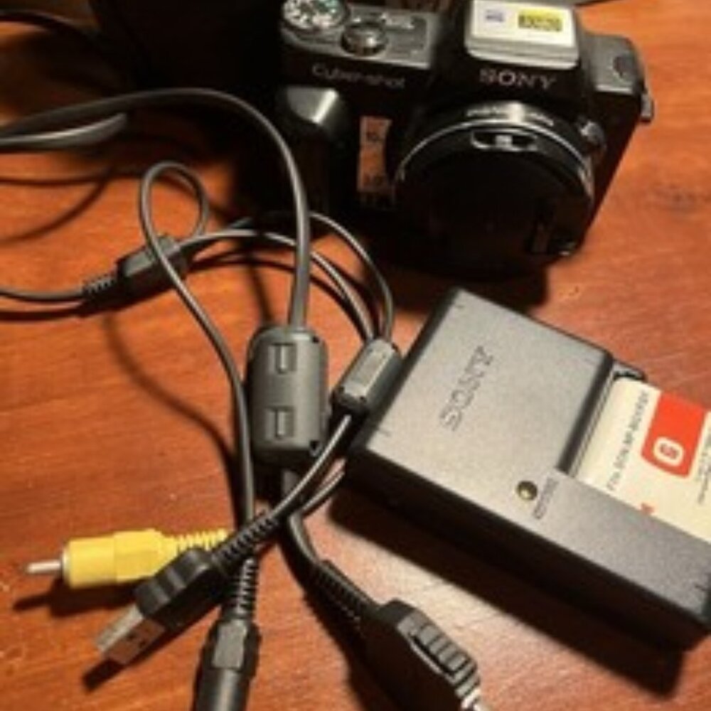 Sony Cyber-shot DSC-H3 Digital Camera 8.1MP 10X Optical Zoom Black